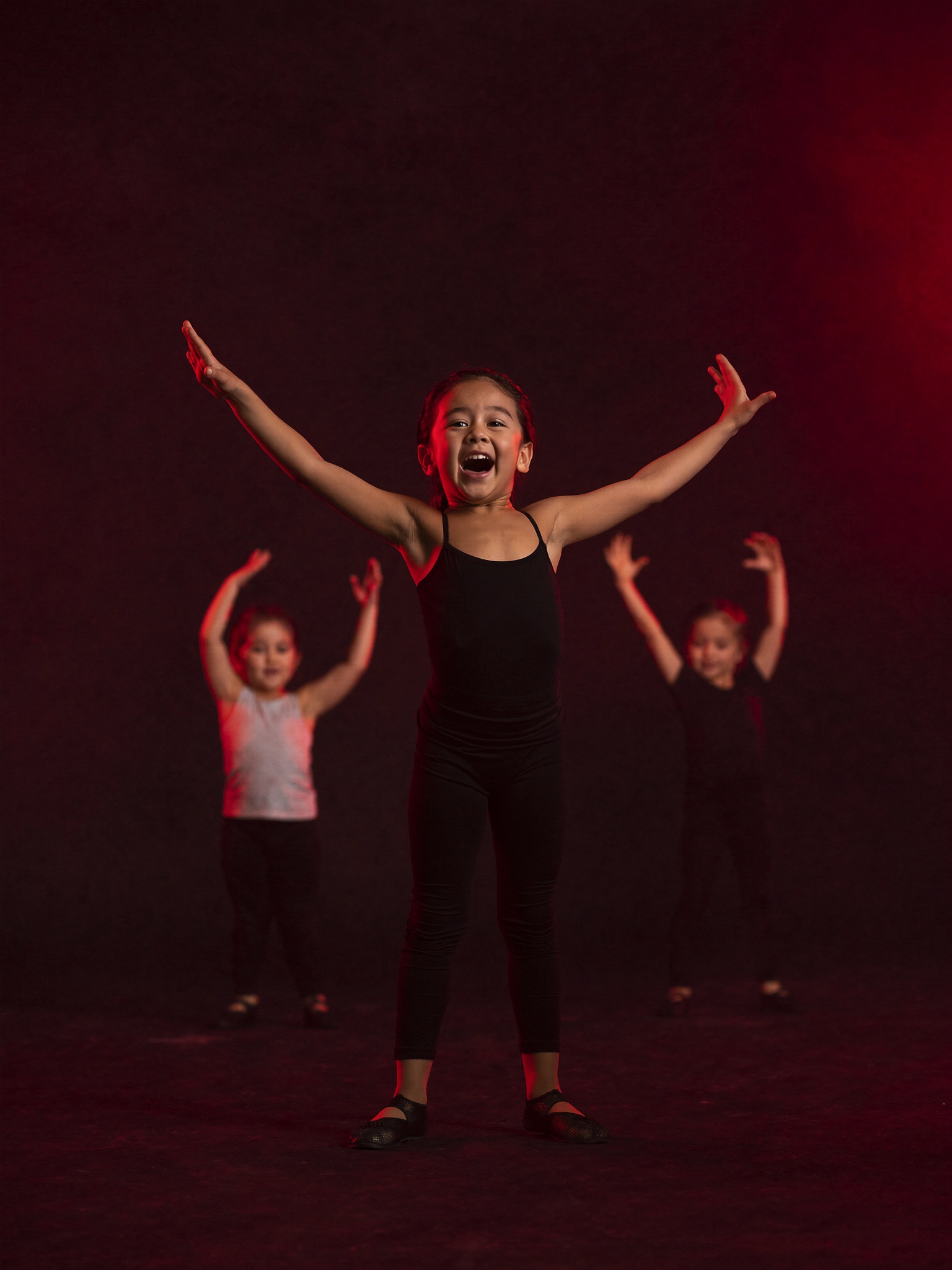 Niña pequeña bailando con alegría en una clase de Tiny Program