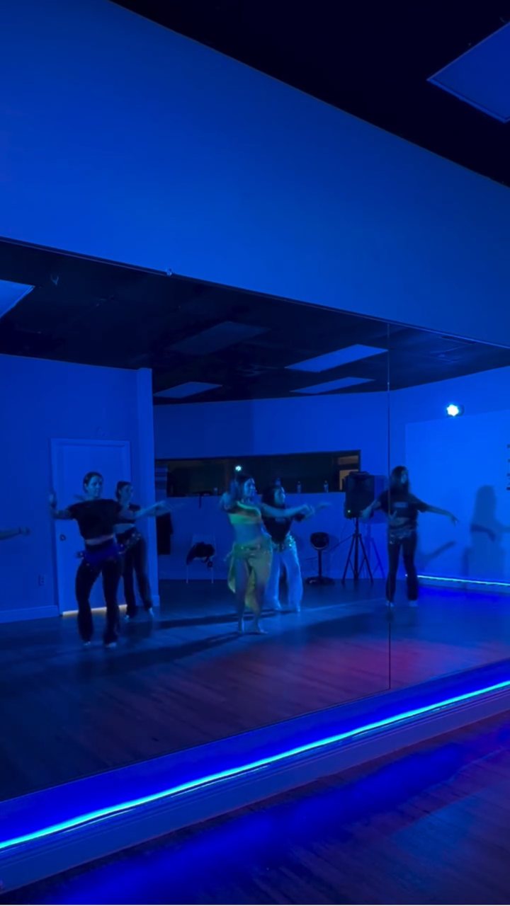 El estudio de Dance Network Academy: pared de espejos, piso de baile e iluminación LED